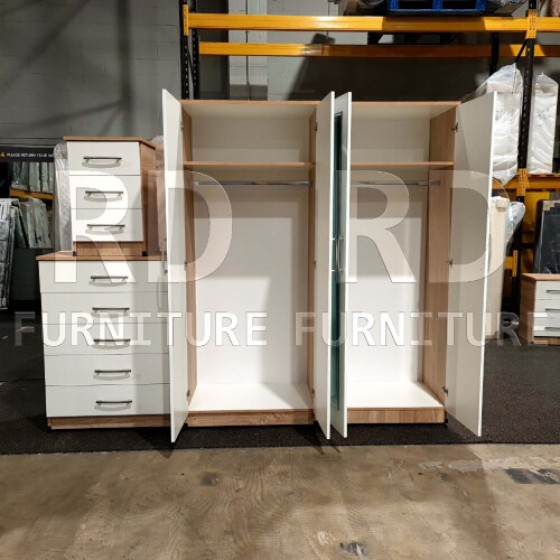 組み立て済みの3点セット、クラシックな4ドア両面鏡ワードローブ、5段チェスト、ベッドサイドテーブルセット（オーク色とホワイト）。